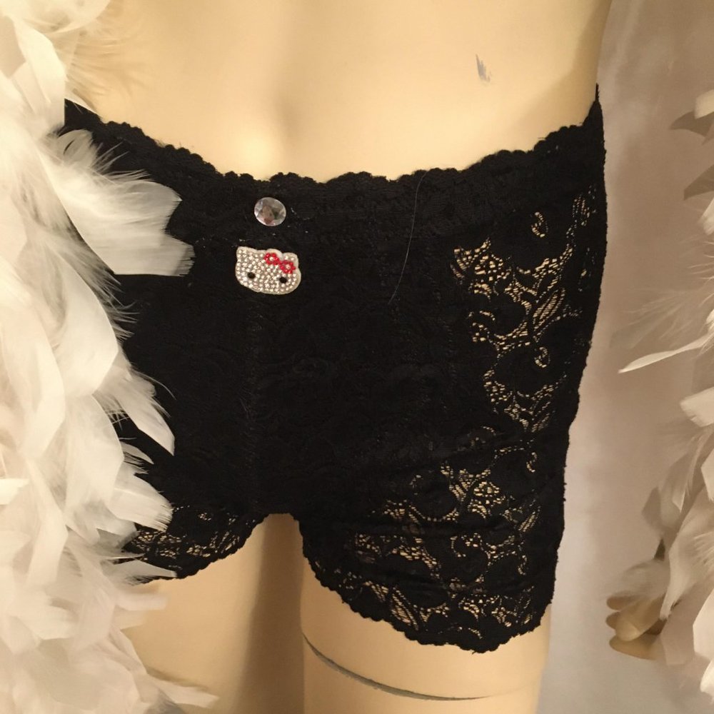 GORGEOUS pin up style lace bra and shorts set with hello kitty crystal details - Picture 9 of 12